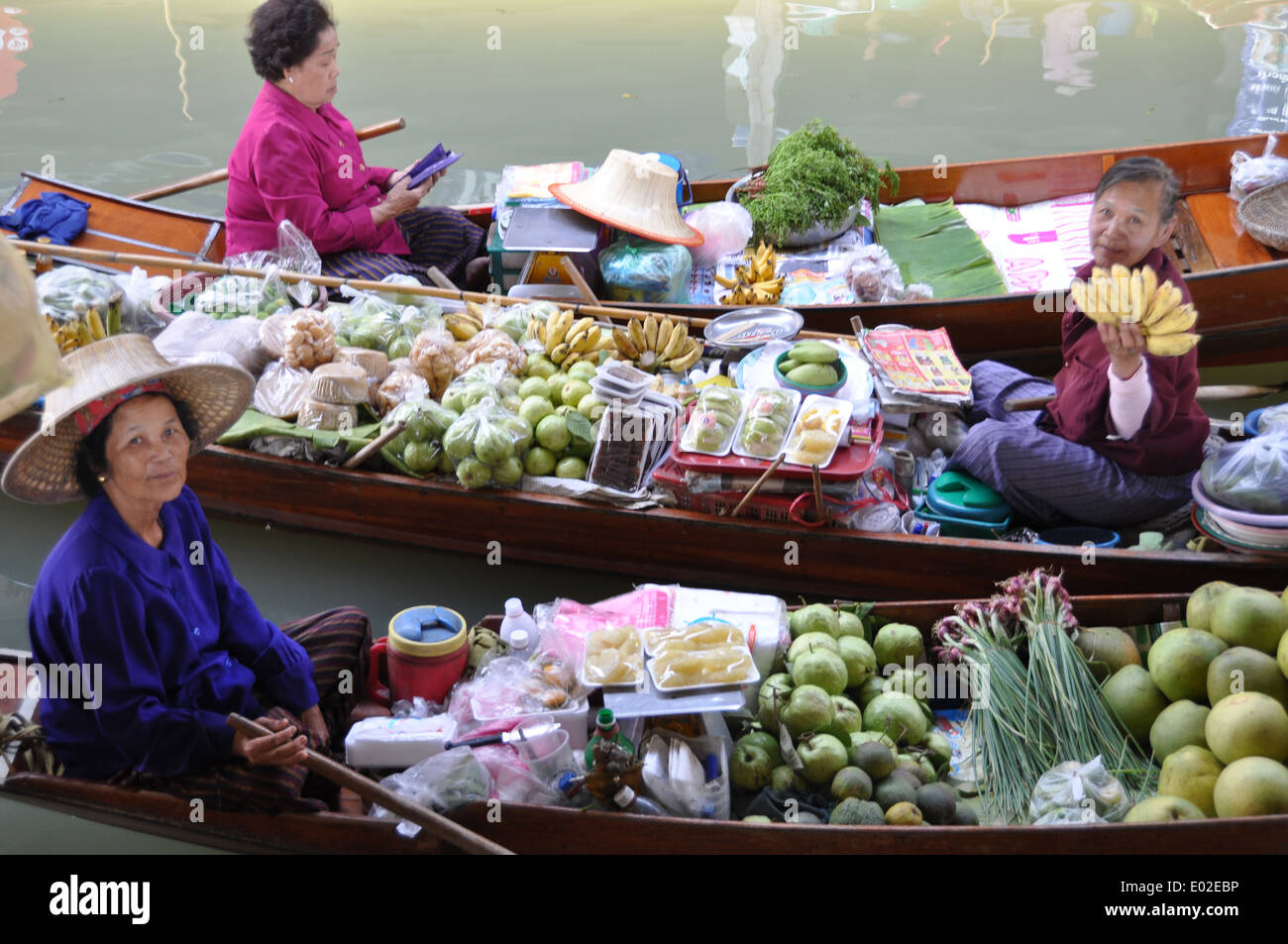 Tailandese donne vendere la sua mercanzia in un mercato galleggiante Foto Stock