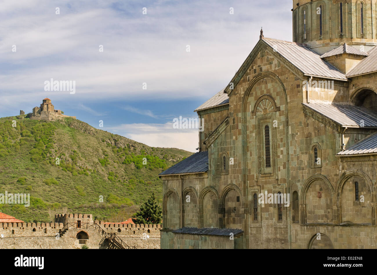 Chiese Ortodosse: Cattedrale di Svetitskhoveli sullo sfondo della santa croce (djvari) monastero. La Georgia-mtsketa Foto Stock