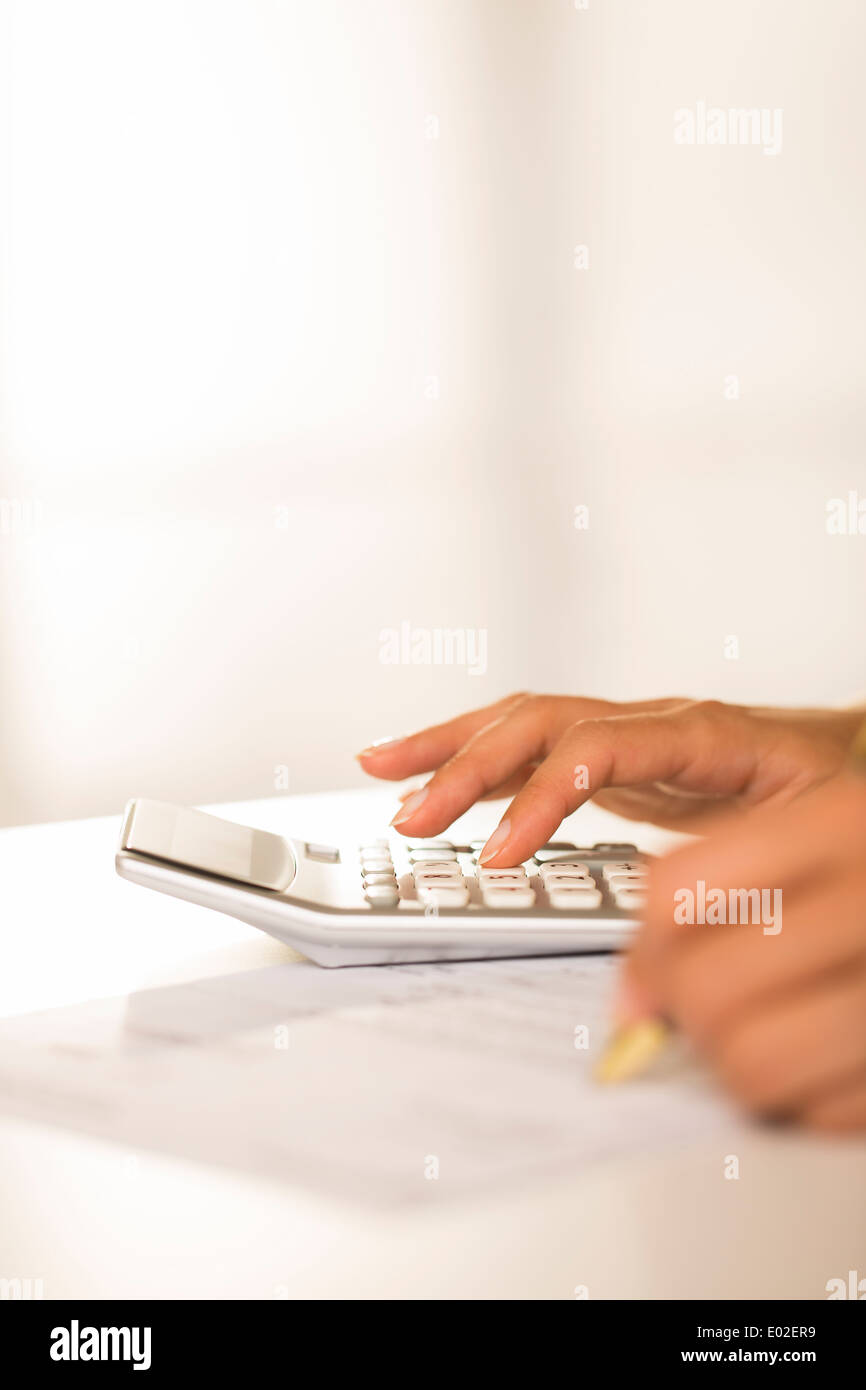 Dito femmina desk indoor white bill fattura Foto Stock