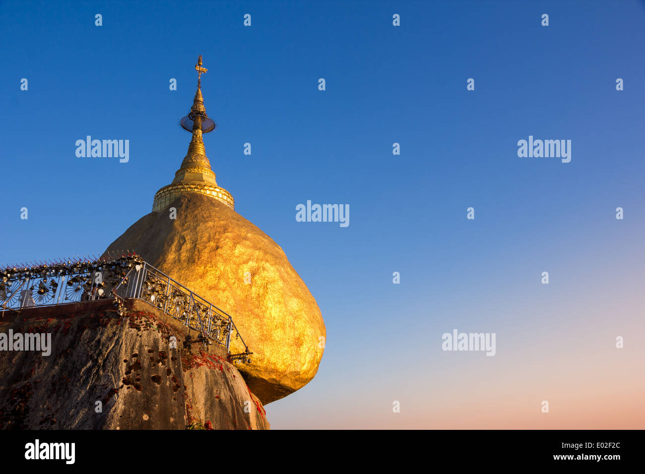 Pagoda Kyaiktiyo anche chiamato Golden rock in Myanmar Foto Stock