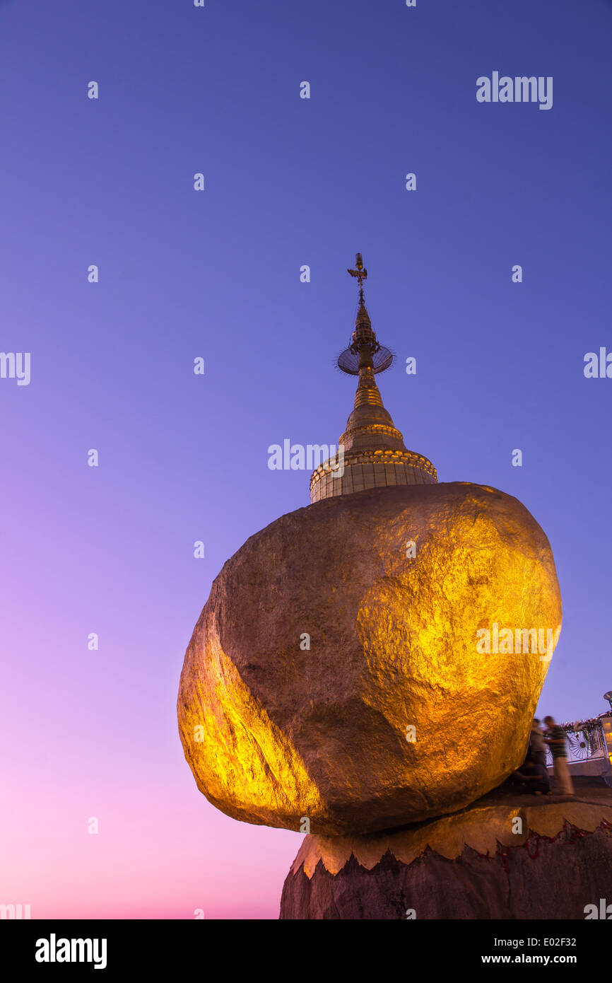 Pagoda Kyaiktiyo anche chiamato Golden rock in Myanmar Foto Stock