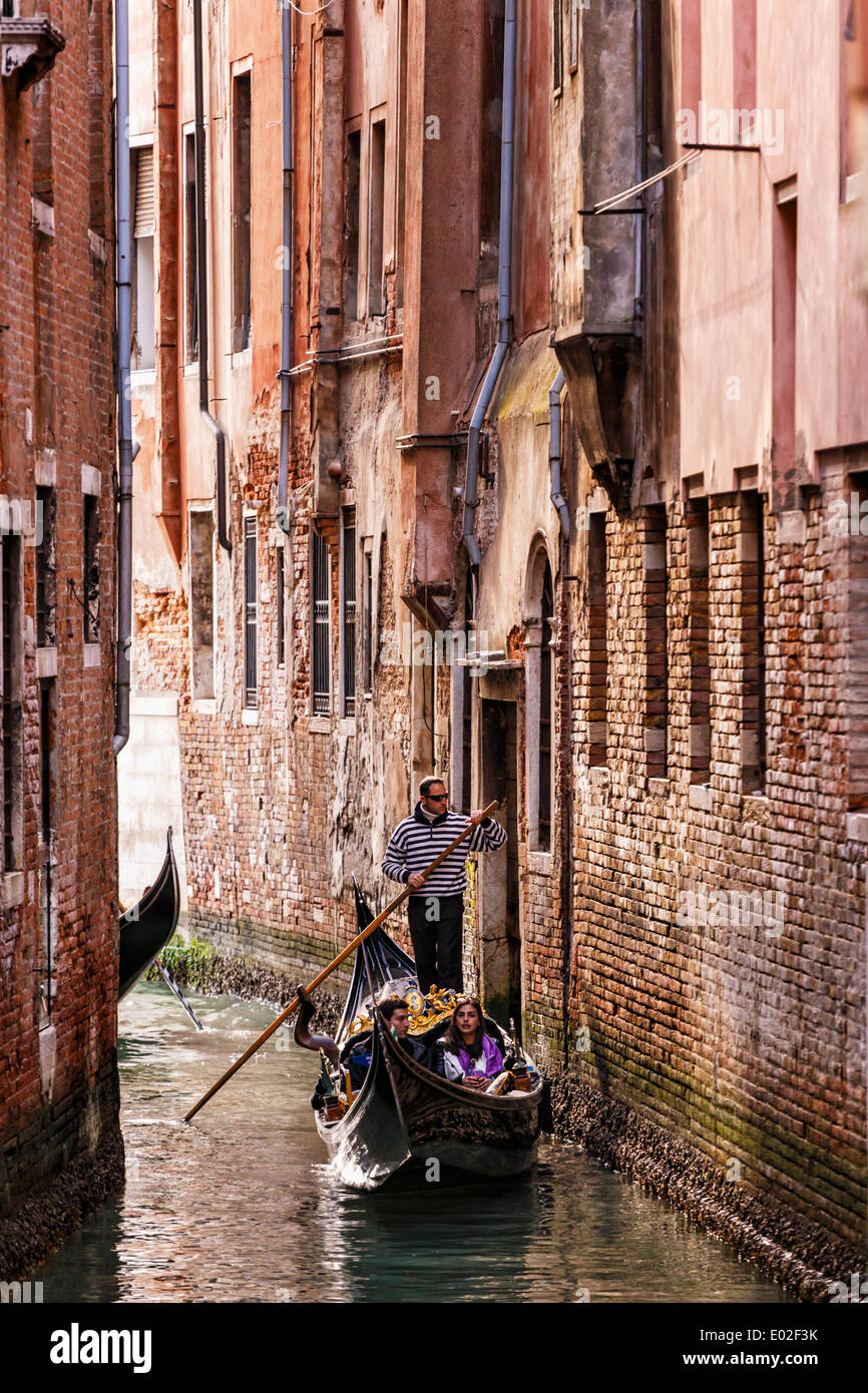 In gondola su uno stretto canale di Venezia, Italia. Foto Stock