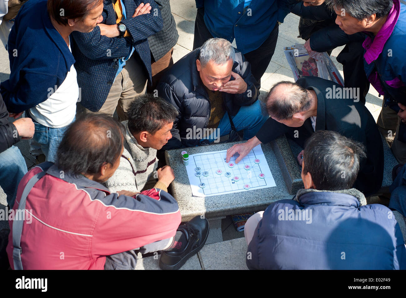 Gruppo di persone a giocare xiangqi. Foto Stock