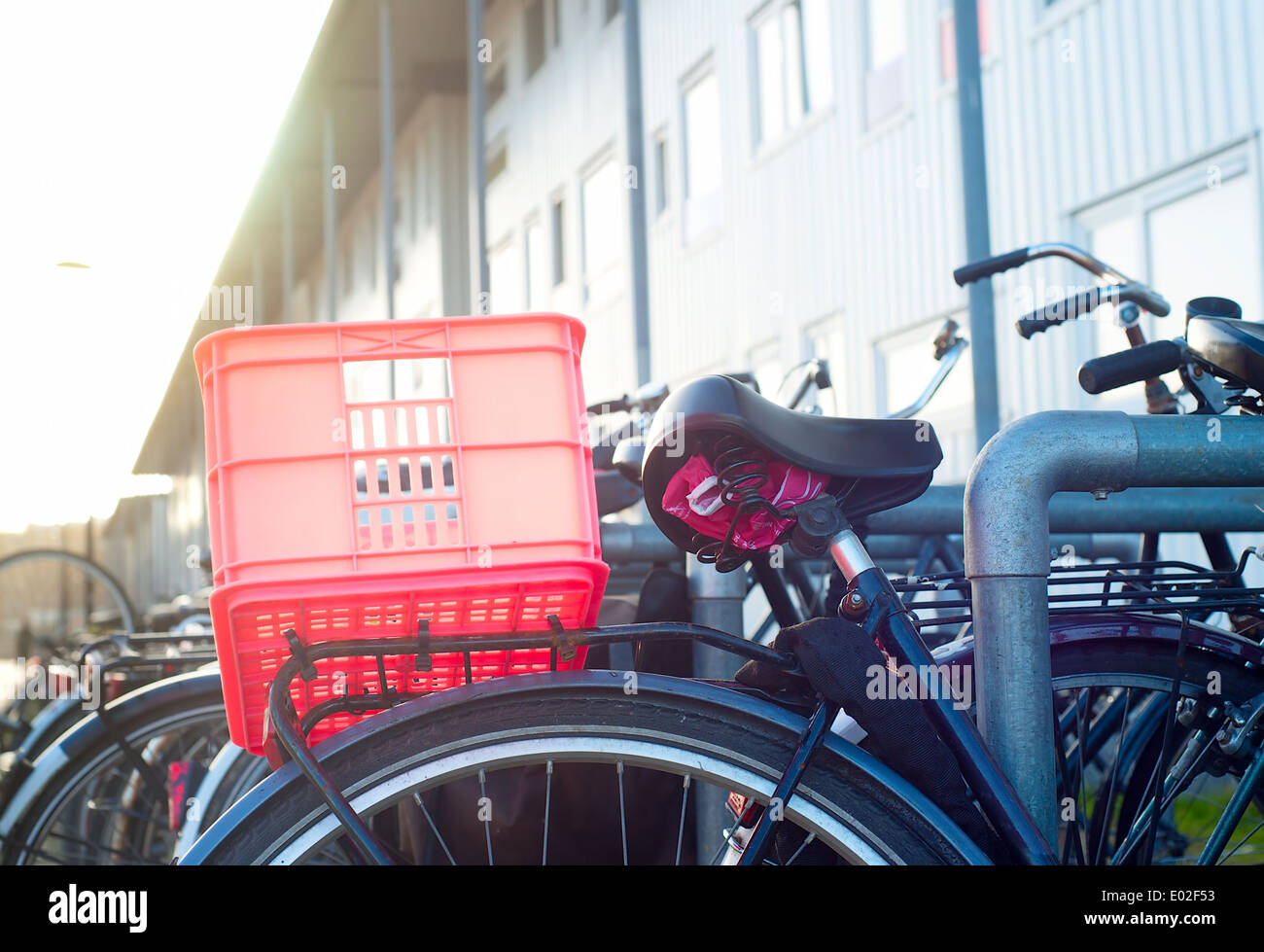 Bici in un parcheggio al tramonto in Amsterdam, Paesi Bassi Foto Stock