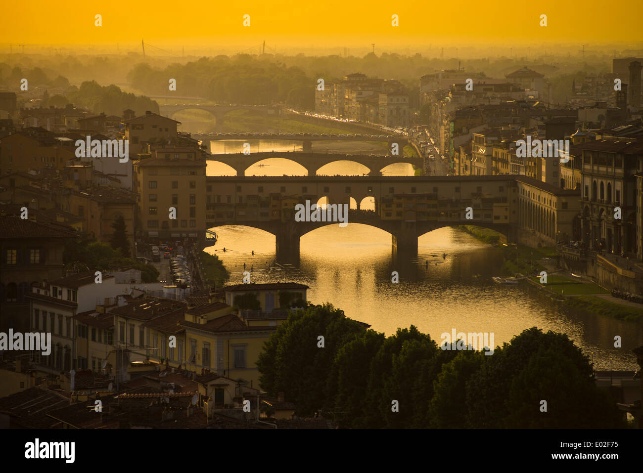 Ponte Vecchio e sul fiume Arno, tramonto, Firenze, Toscana, Italia Foto Stock