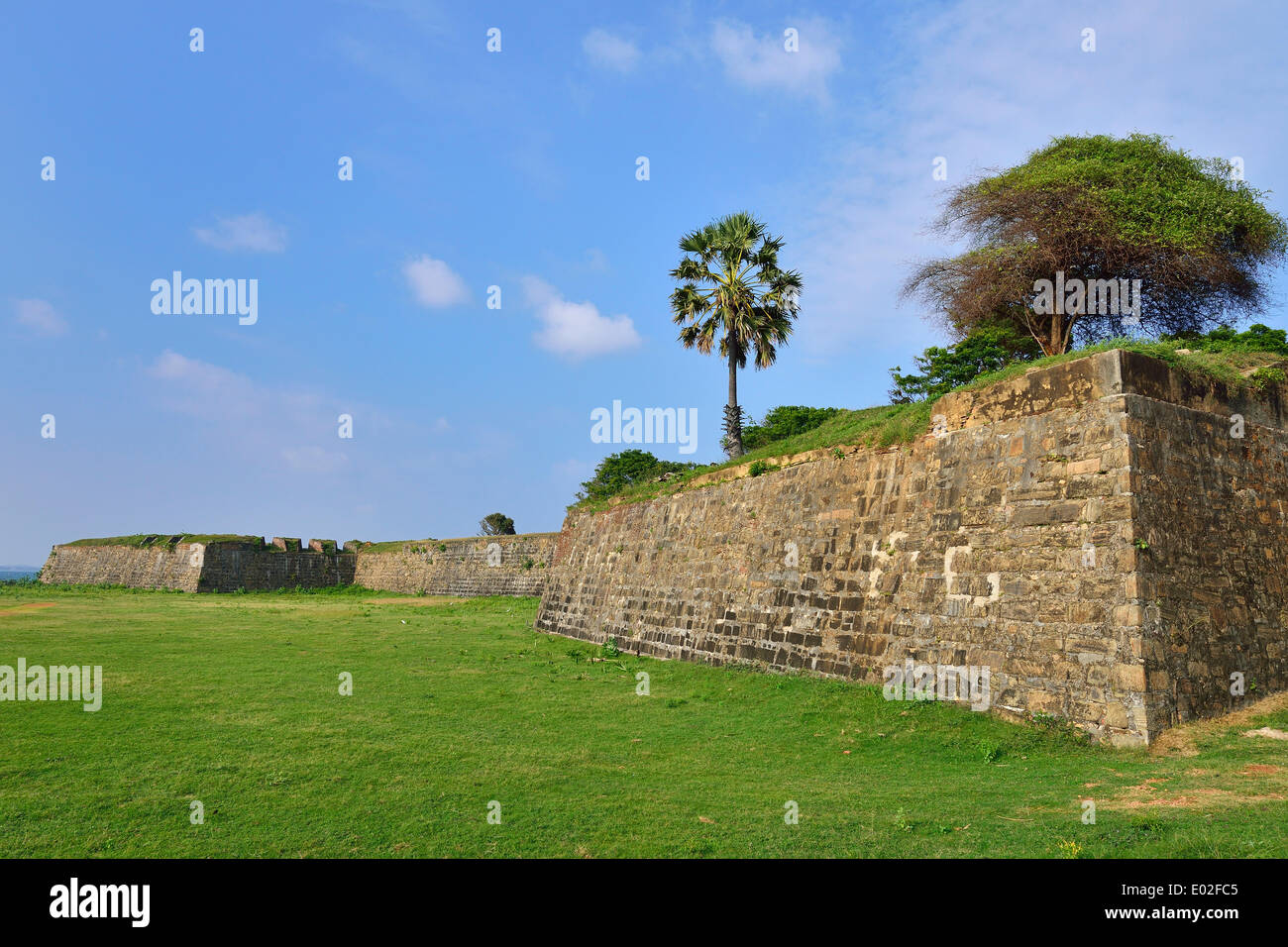 Mura di fortificazione del portoghese Fort Fredrick, Trincomalee, Provincia Orientale, Sri Lanka Foto Stock