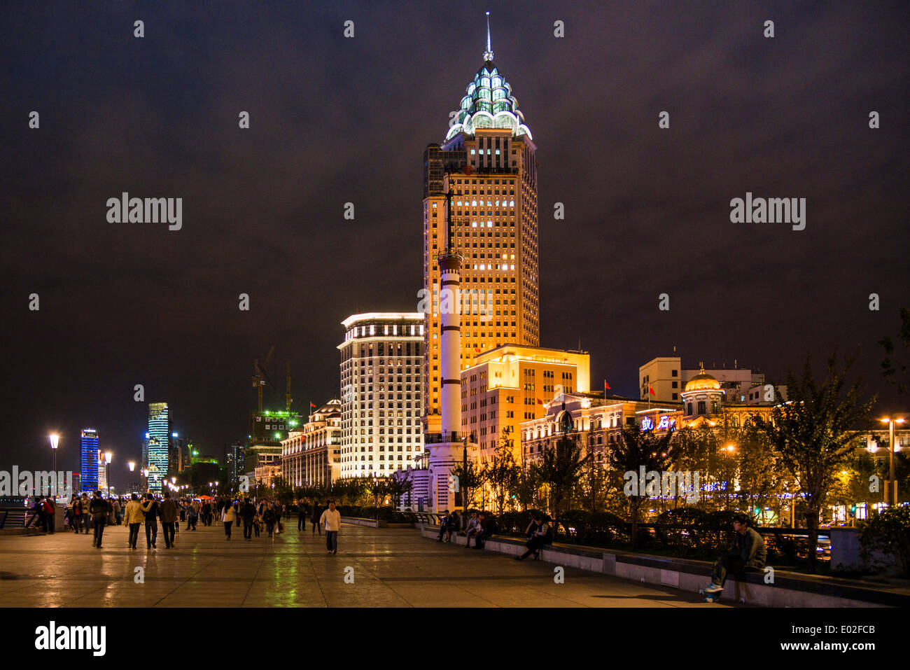 Il Bund, passeggiata sul fiume Huangpu di Notte, Shanghai, Cina Foto Stock
