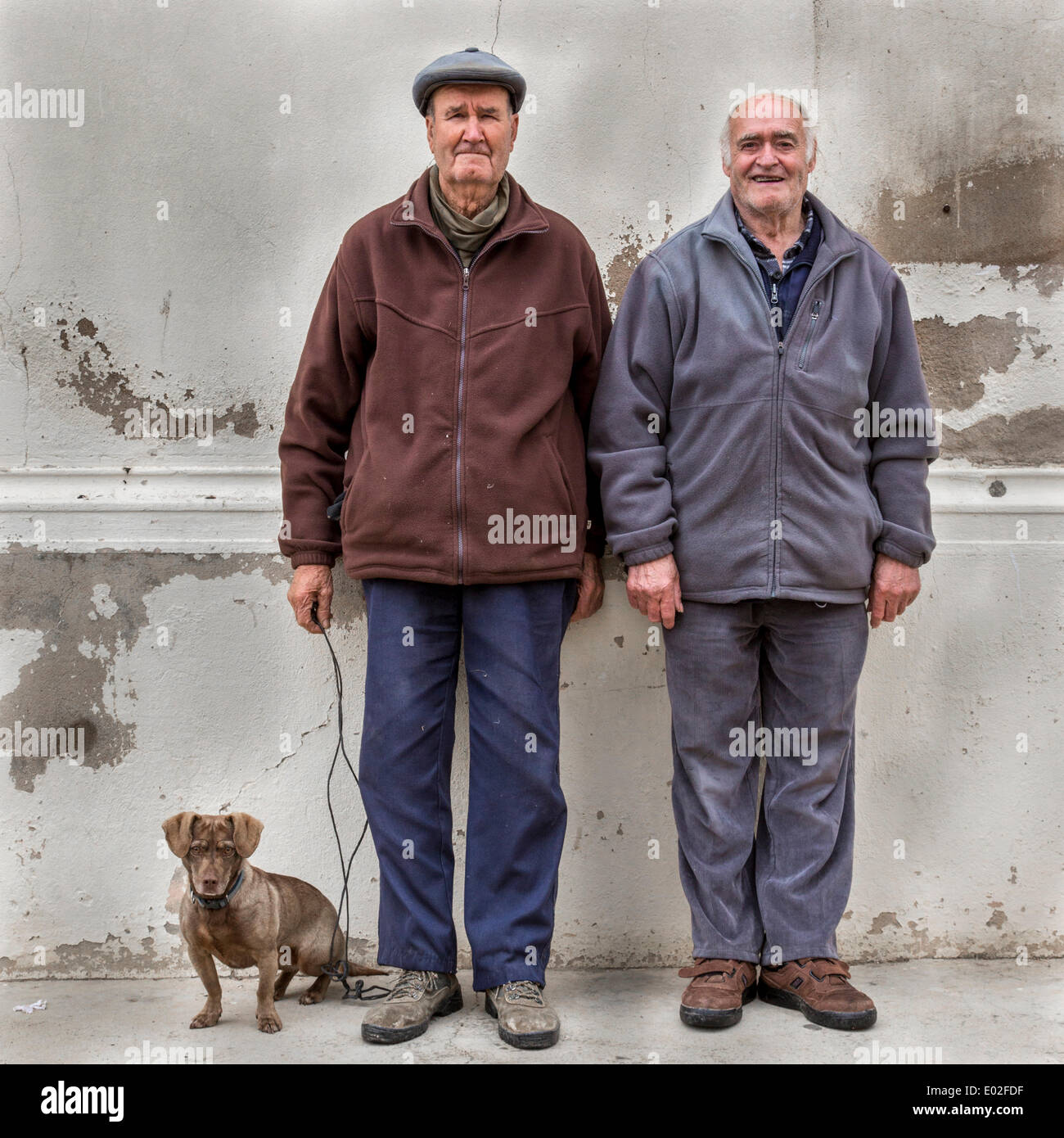 Due uomini anziani con un bassotto, Spagna Foto Stock