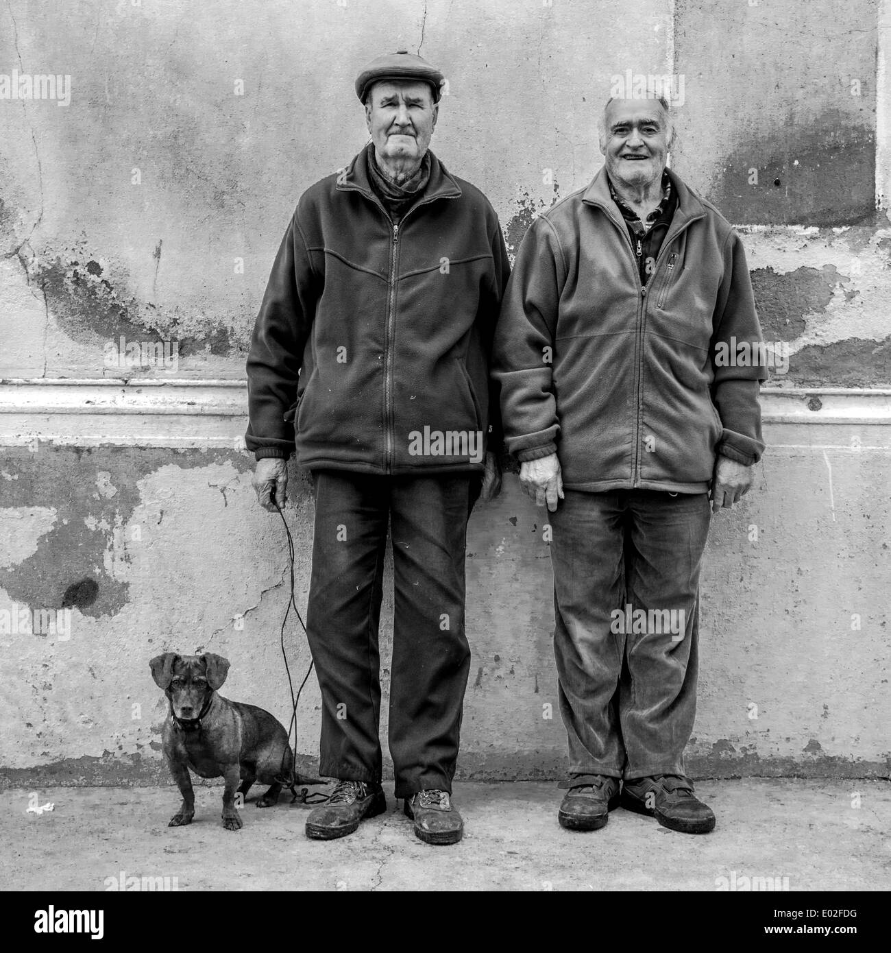 Due uomini anziani con un bassotto, Spagna Foto Stock