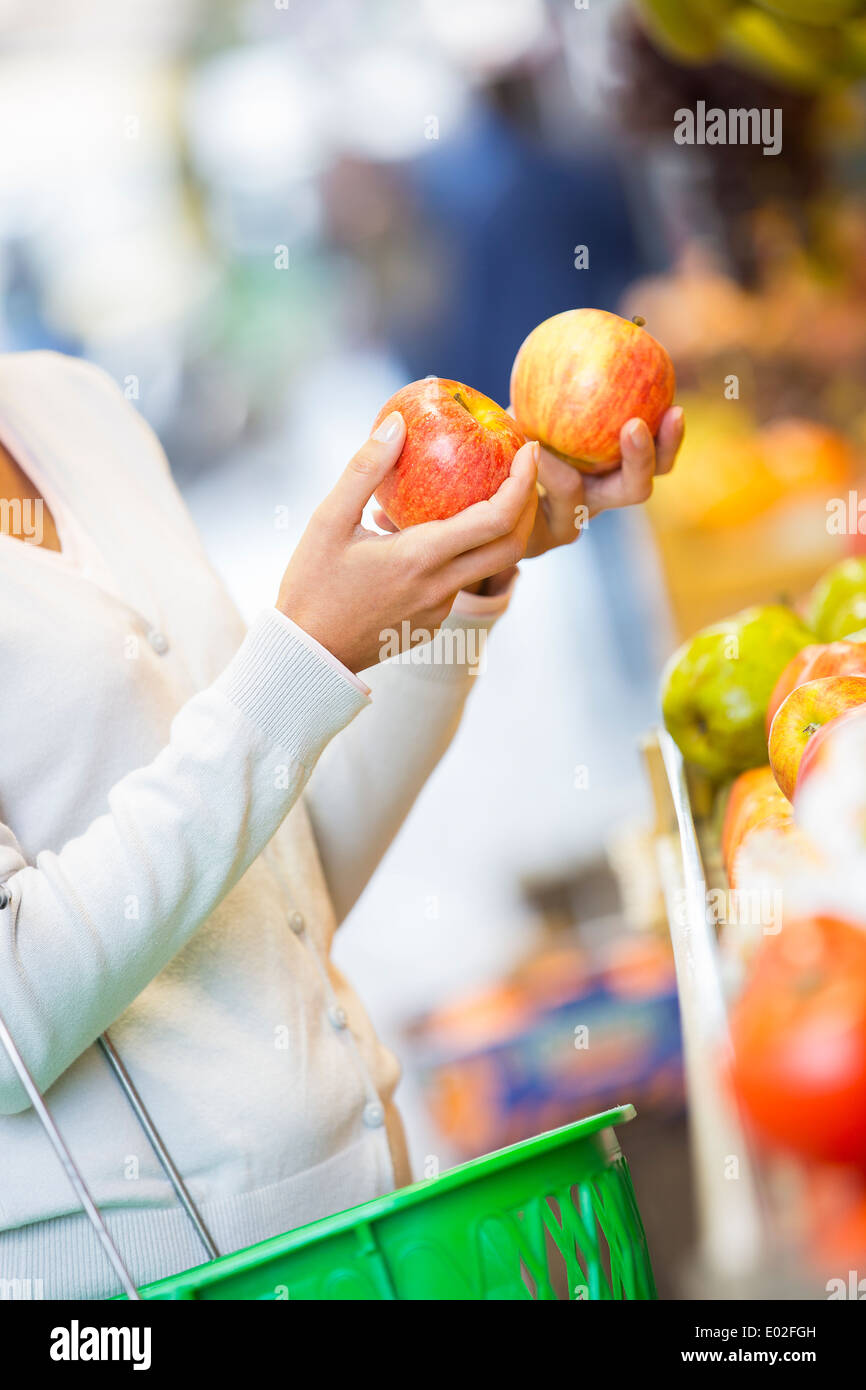 Femmina di close-up di apple a mano uva arancione Foto Stock