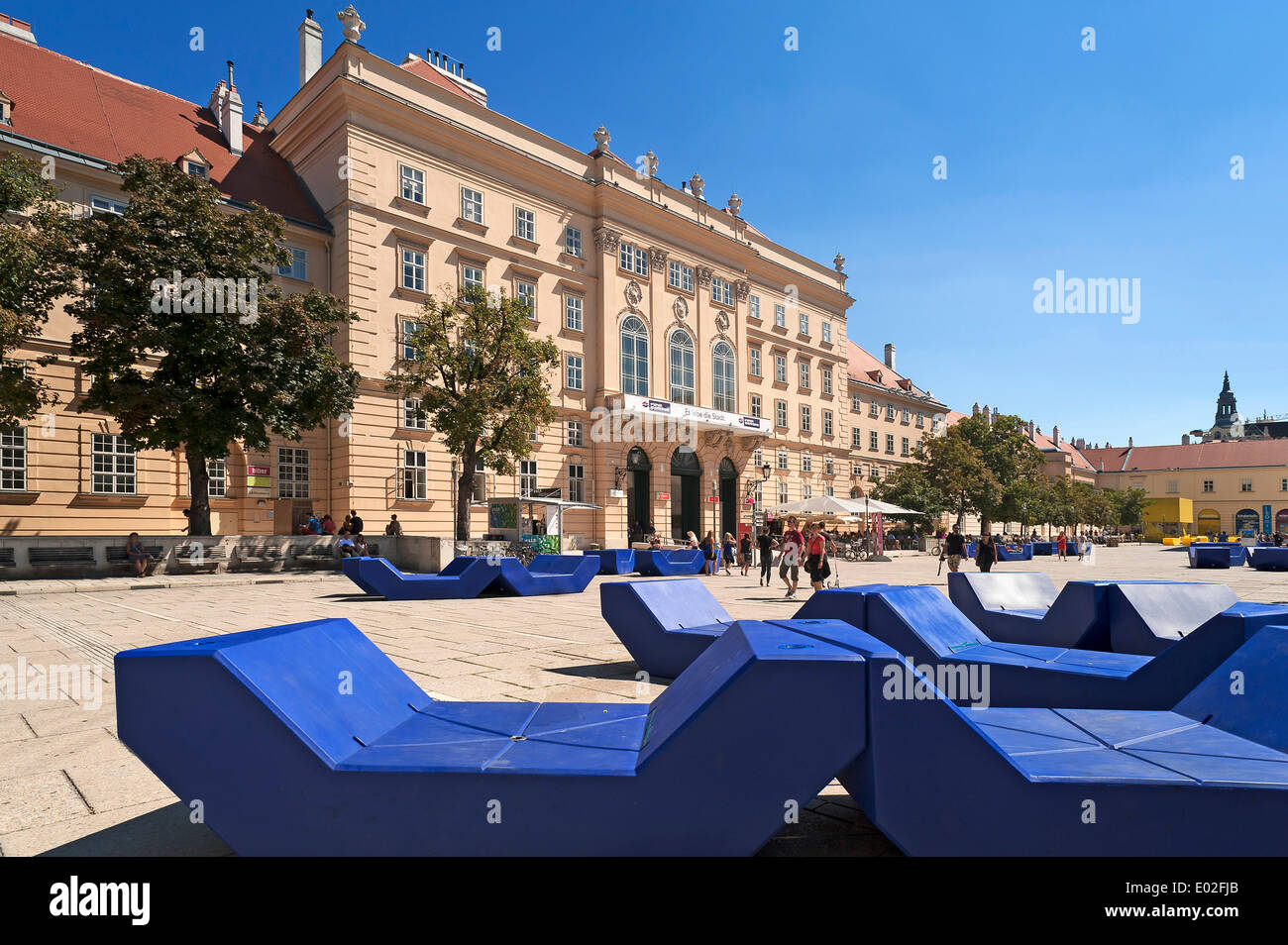 Il quartiere dei musei con il grande blu posti a sedere, Museum Square, Vienna, Vienna, Austria Foto Stock