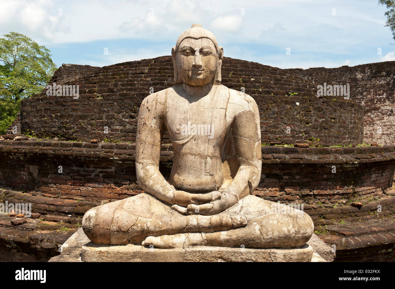 Seduto statua del Buddha di pietra in una postura di meditazione, Dhyana Mudra, Vatadage, un quadrangolo Polonnaruwa Foto Stock