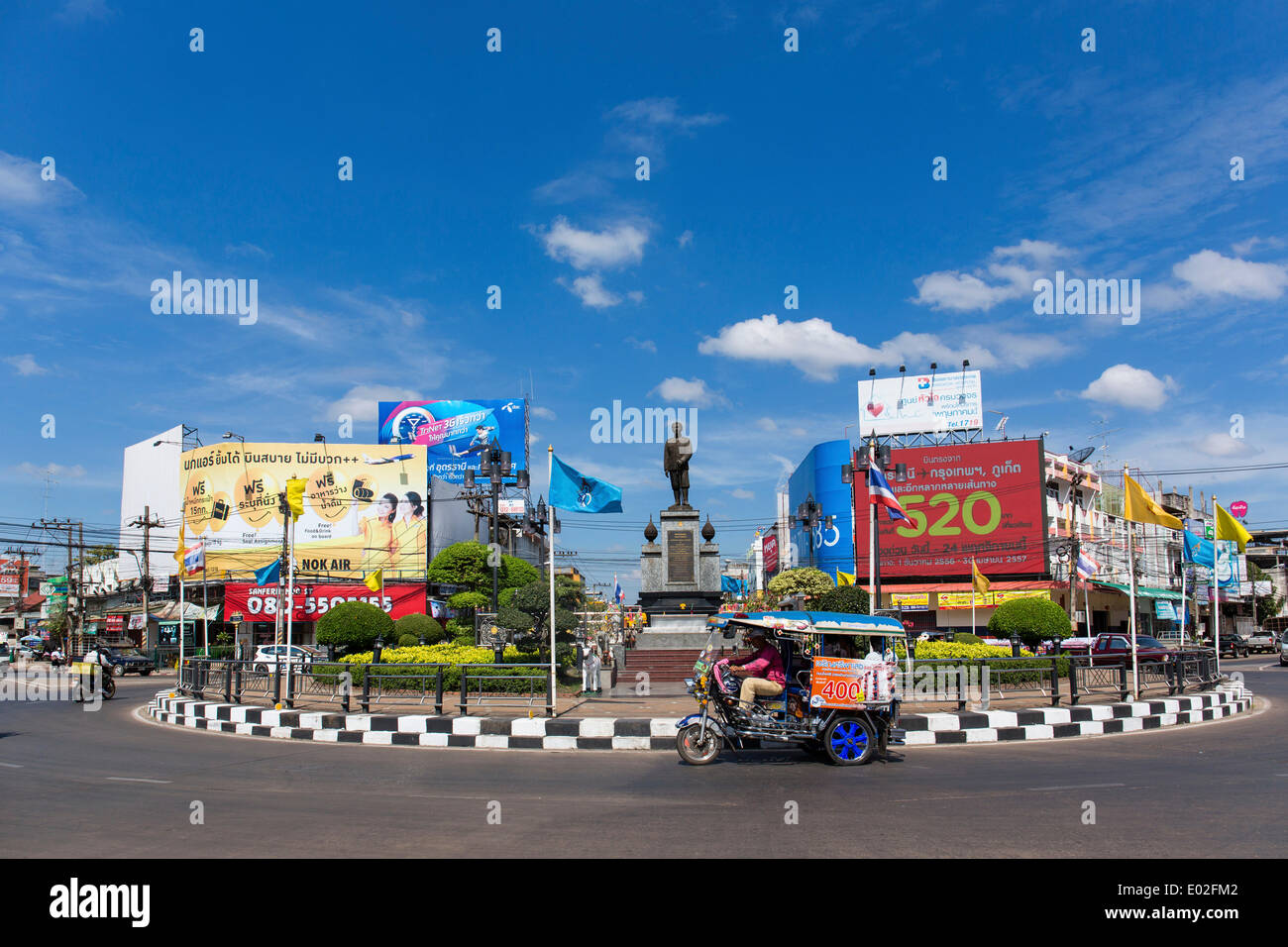 Rotonda di tuk-tuk, Statua del Principe Prajak Sinlapakom, Udon Thani, Isan o Isaan, Thailandia Foto Stock