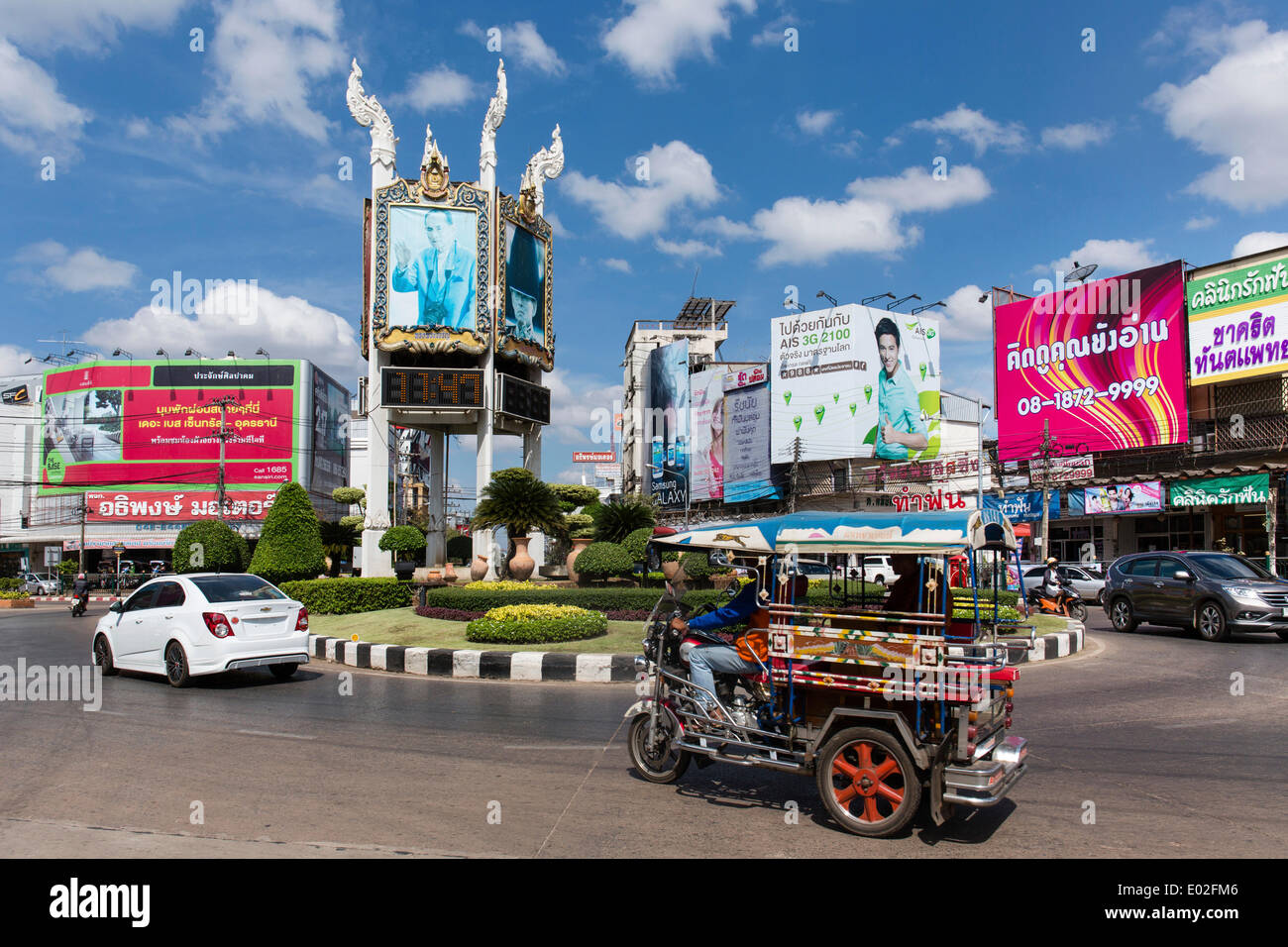 Clock Tower, di tuk-tuk a una rotatoria, Udon Thani, Isan o Isaan, Thailandia Foto Stock
