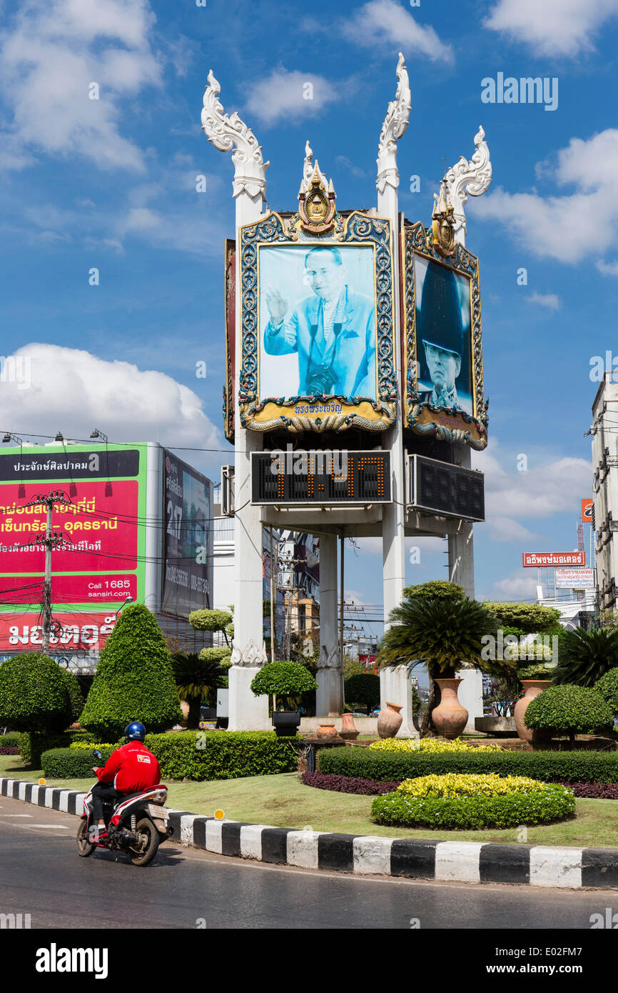 Clock Tower, rotatoria, Udon Thani, Isan o Isaan, Thailandia Foto Stock