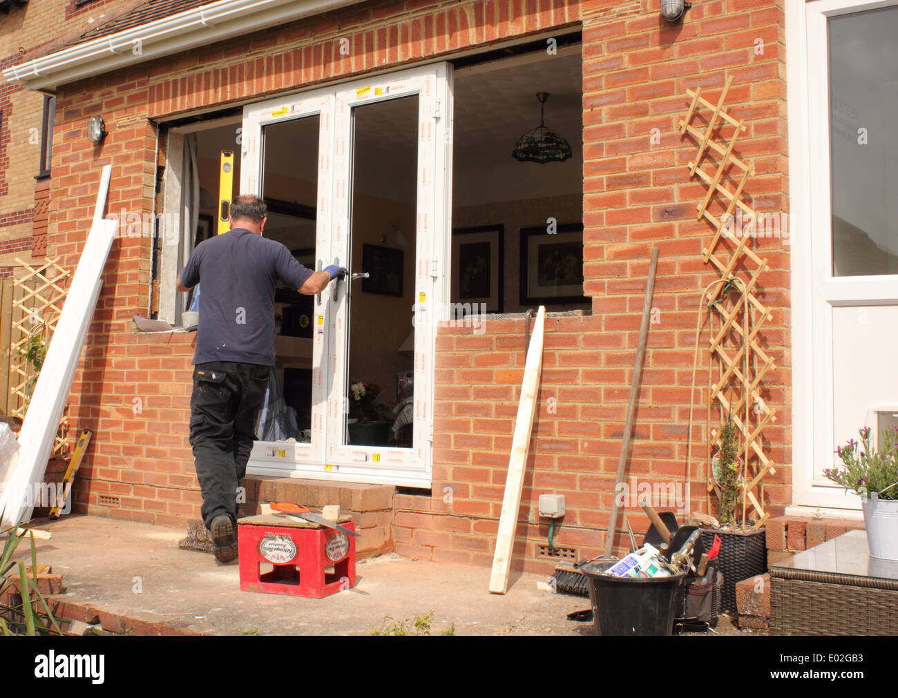 Installazione di nuove porte in plastica e windows di un bungalow Foto Stock