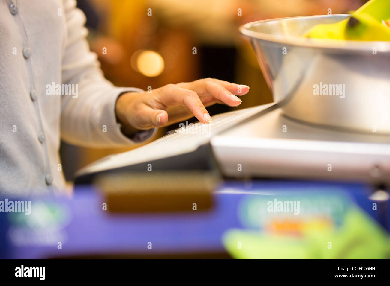 Femmine giovane close-up di frutta a mano scale di Bill Foto Stock