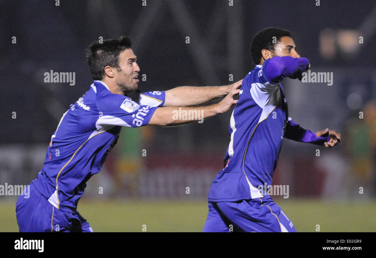 Montevideo, Uruguay. 29 apr 2014. Nicolas Olivera (R) e Matias Alonso di dell Uruguay Defensor Sporting celebrare punteggio contro la Bolivia il più forte durante la fase di knockout partita della Coppa Libertadores tenutosi a Luis Franzini Stadium di Motevideo, Uruguay, il 29 aprile 2014. © Nicolas Celaya/Xinhua/Alamy Live News Foto Stock