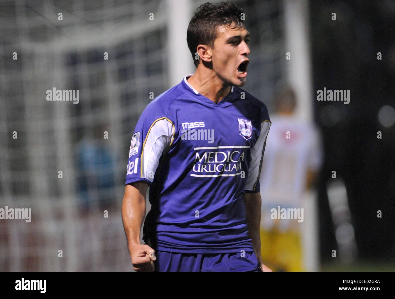 Montevideo, Uruguay. 29 apr 2014. Giorgian De Arrascaeta dell Uruguay il Defensor Sporting celebra il punteggio contro la Bolivia il più forte durante la fase di knockout partita della Coppa Libertadores tenutosi a Luis Franzini Stadium di Motevideo, Uruguay, il 29 aprile 2014. © Nicolas Celaya/Xinhua/Alamy Live News Foto Stock