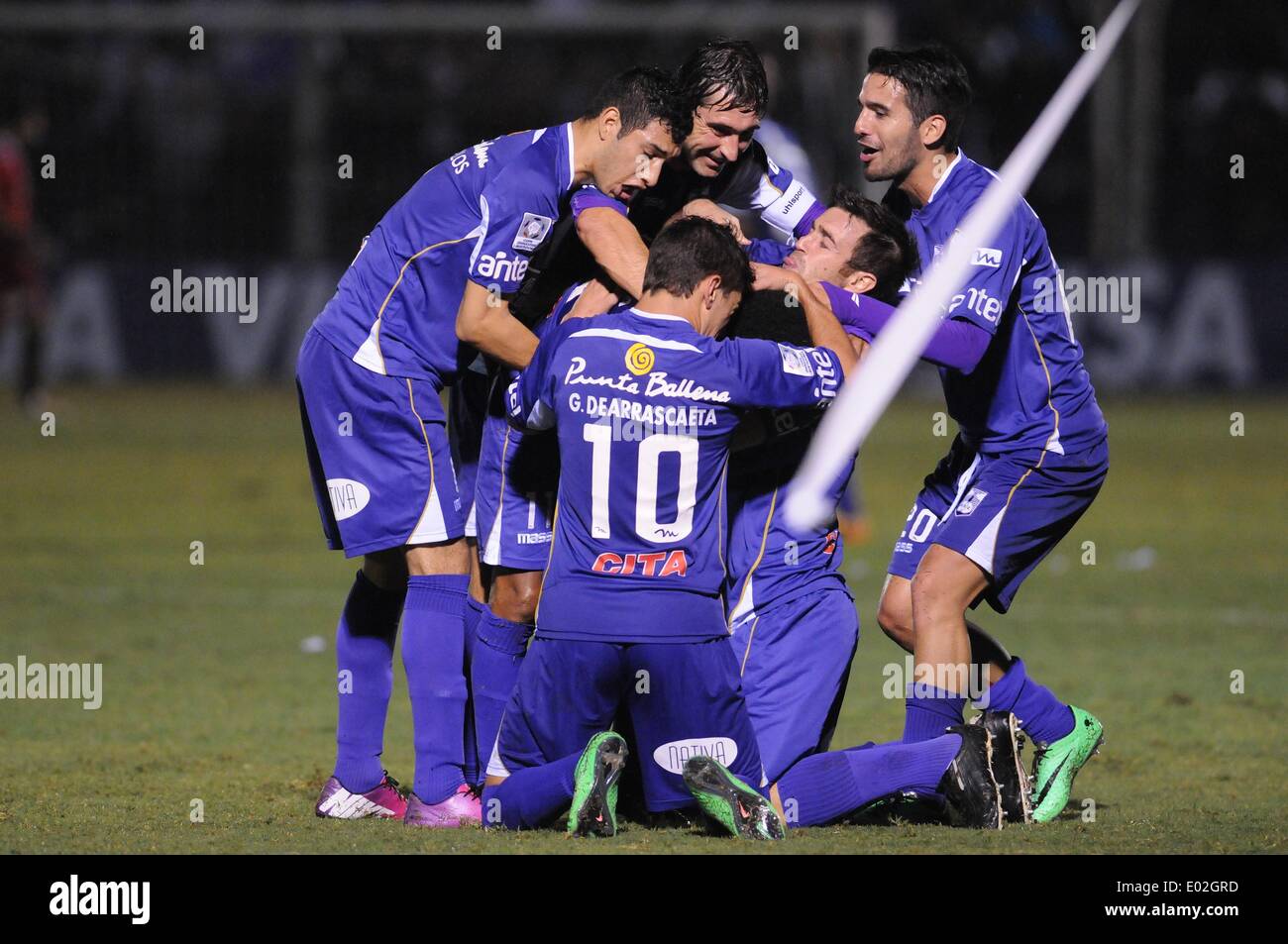 Montevideo, Uruguay. 29 apr 2014. I giocatori di dell Uruguay Defensor Sporting celebrare punteggio contro la Bolivia il più forte durante la fase di knockout partita della Coppa Libertadores tenutosi a Luis Franzini Stadium di Motevideo, Uruguay, il 29 aprile 2014. © Nicolas Celaya/Xinhua/Alamy Live News Foto Stock