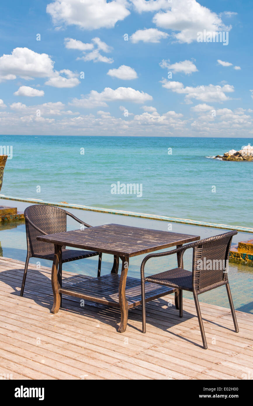 Tabella set di sedia accanto al mare sfondo panoramico Foto Stock