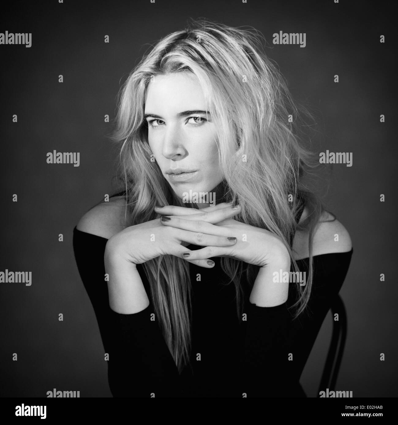 Giovane bella donna bionda con i capelli lunghi. Mostra l'espressione di raffreddare atteggiamento e la sua personalità. Foto Stock
