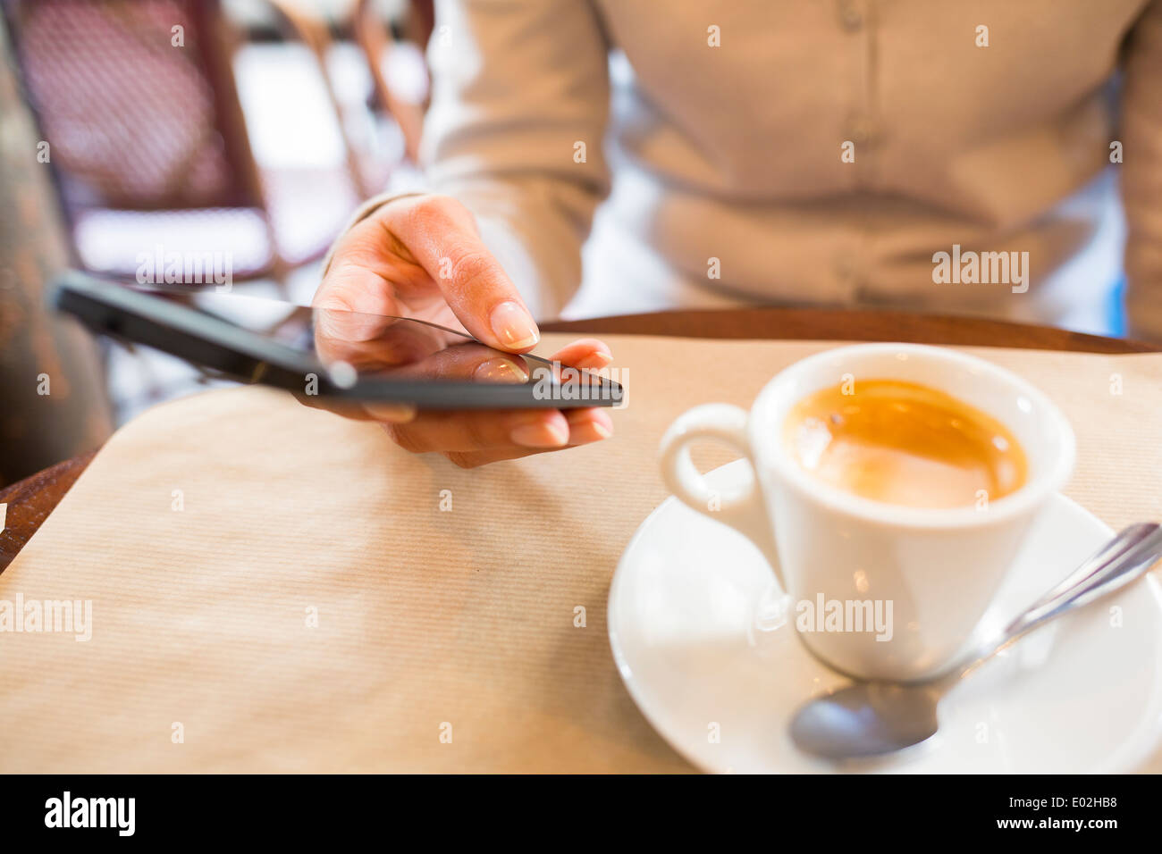 Femmina di smart phone bar caffetteria posta sms Foto Stock