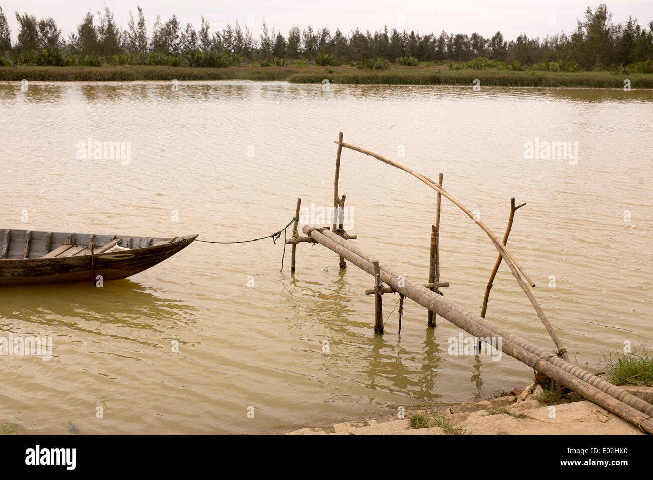 Utilizzando tubi di deflusso come Molo Foto Stock