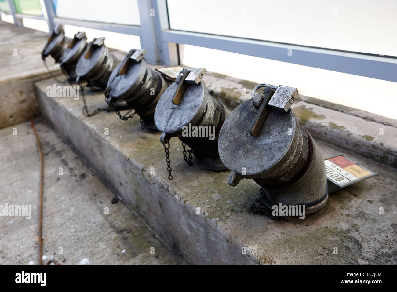 Stazione di benzina serbatoio sotterraneo di accedere a un garage Irlanda del Nord Foto Stock