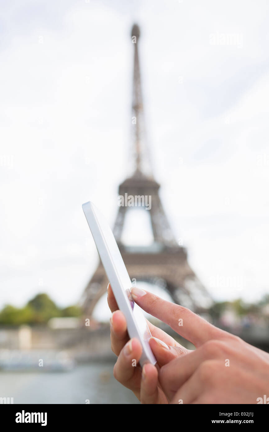 Close-up femmina a mano mobile phone Paris Seine ponte sms messaggi e-mail Foto Stock