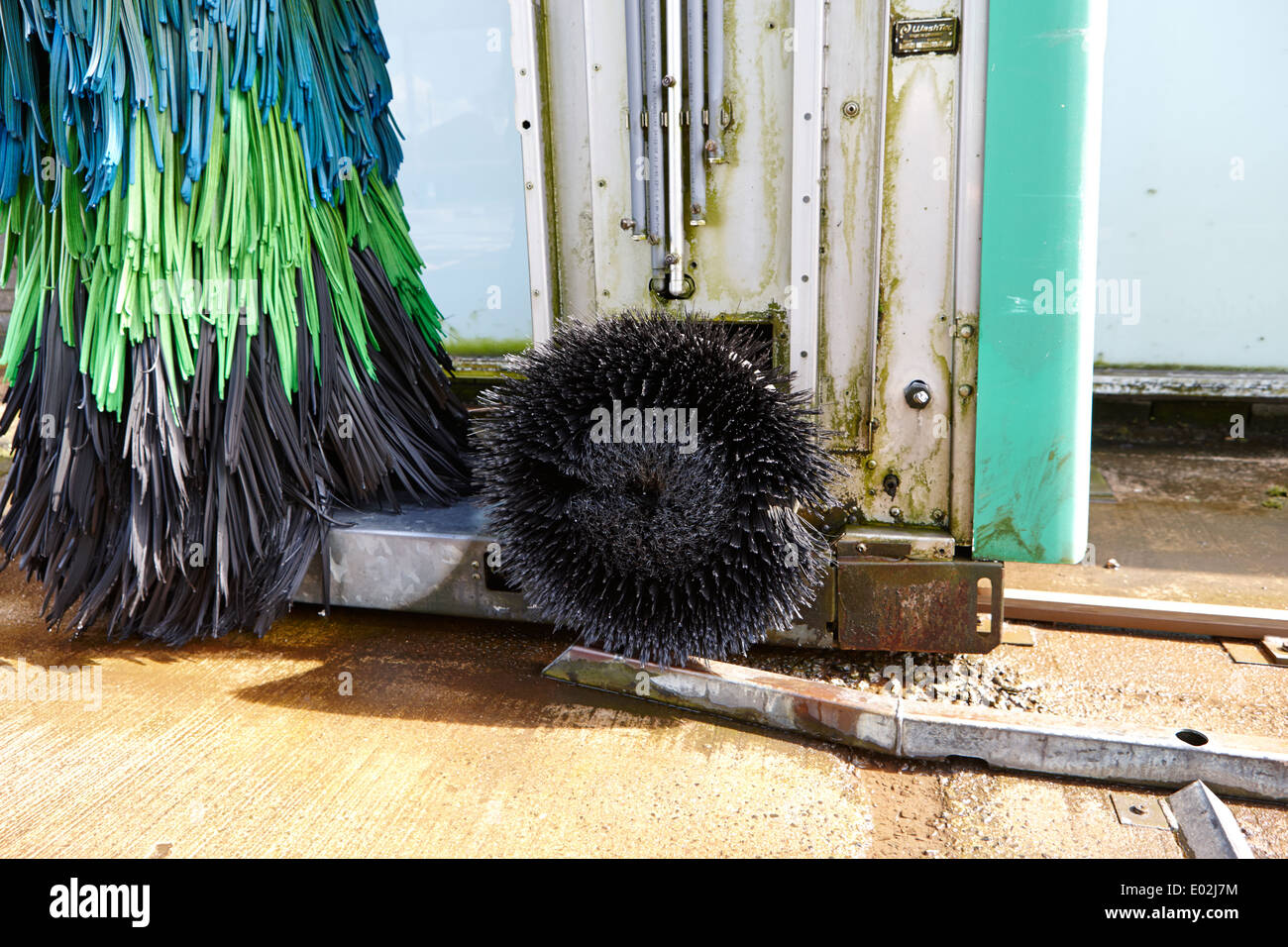 Ruota spazzola scrub automatico sulla stazione di riempimento benzina car wash Irlanda del Nord Foto Stock