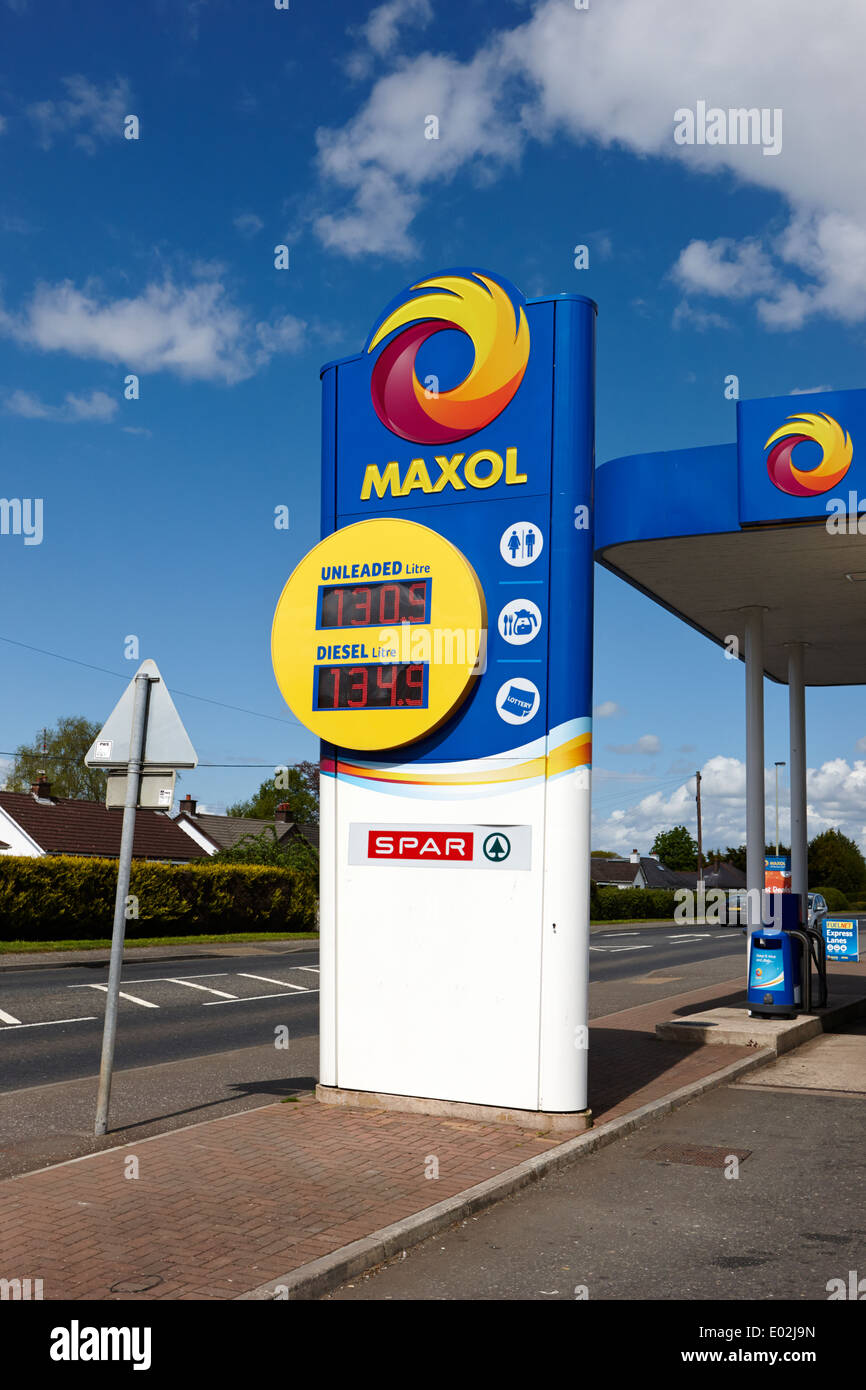 Maxol stazione di riempimento cartello stradale con prezzi Irlanda del Nord Foto Stock