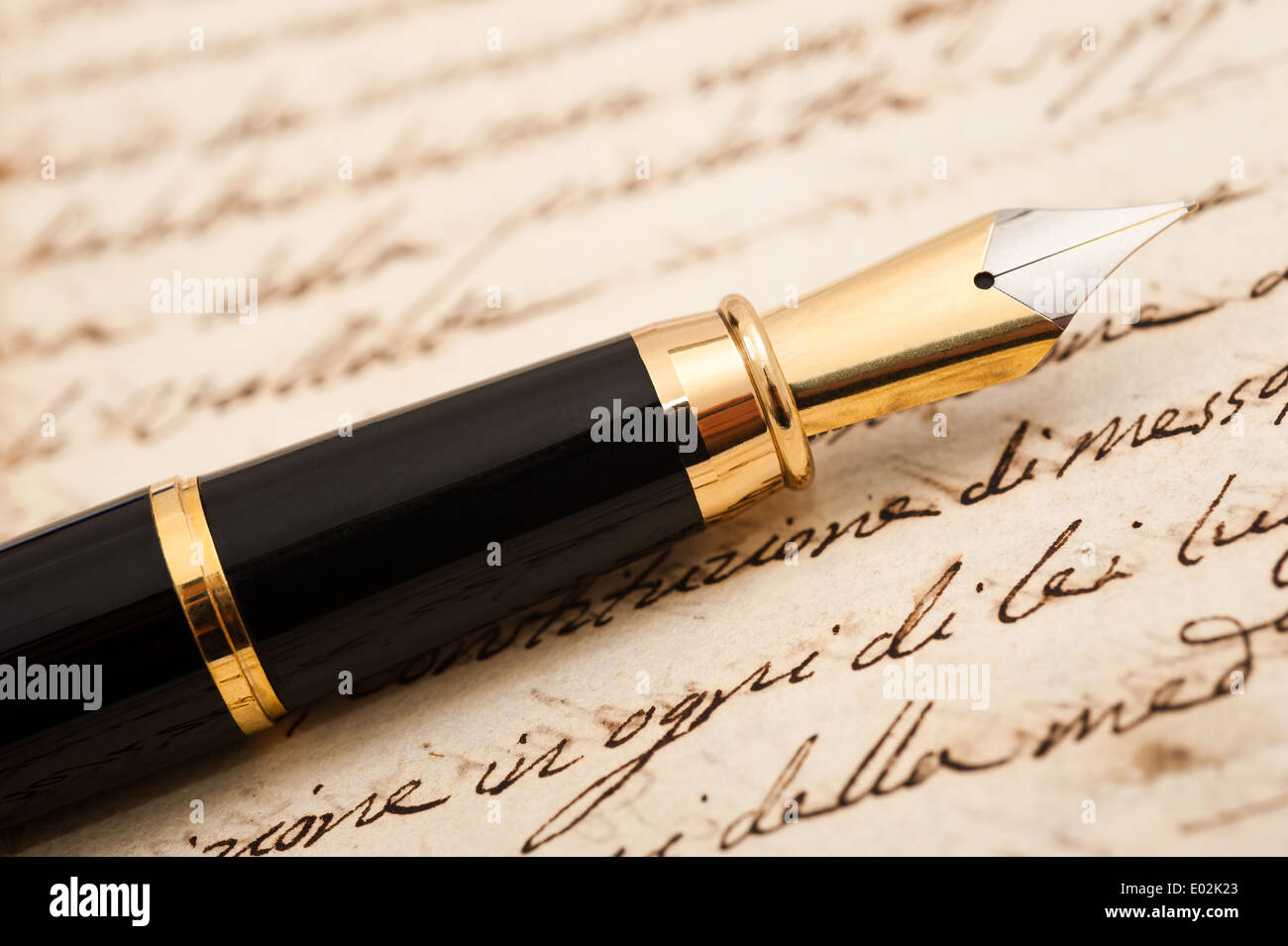 Penna stilografica su un antico lettera manoscritta Foto stock - Alamy