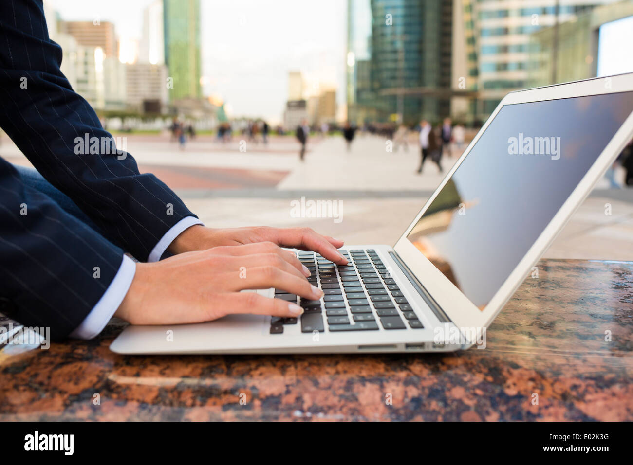 Calcolatore femmina lato esterno sms messaggi e-mail Foto Stock