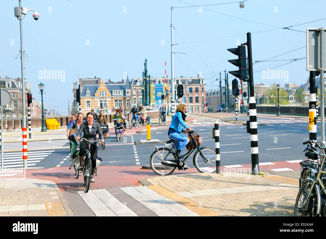 I ciclisti nella zona di Amstel di Amsterdam Noord Holland, Paesi Bassi Foto Stock