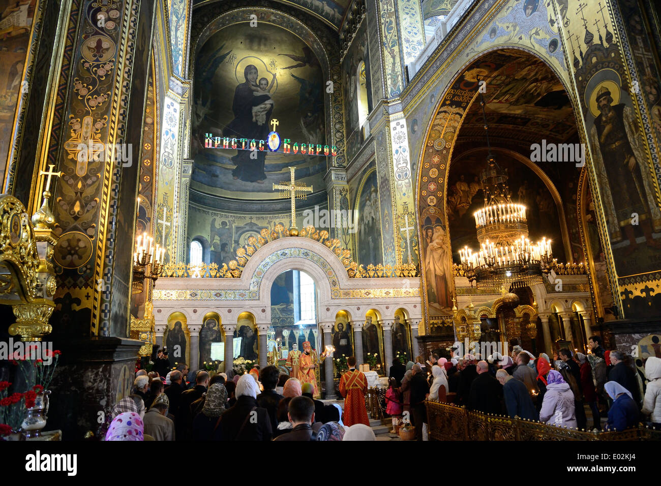 Pasqua preghiera nella Cattedrale di San Vladimiro a Kiev, Ucraina Foto Stock