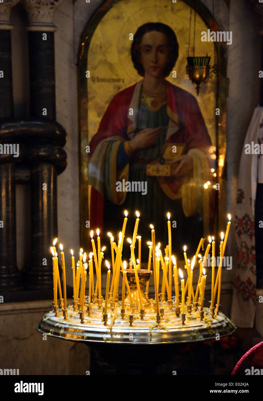 Candele prima dell'icona Foto Stock