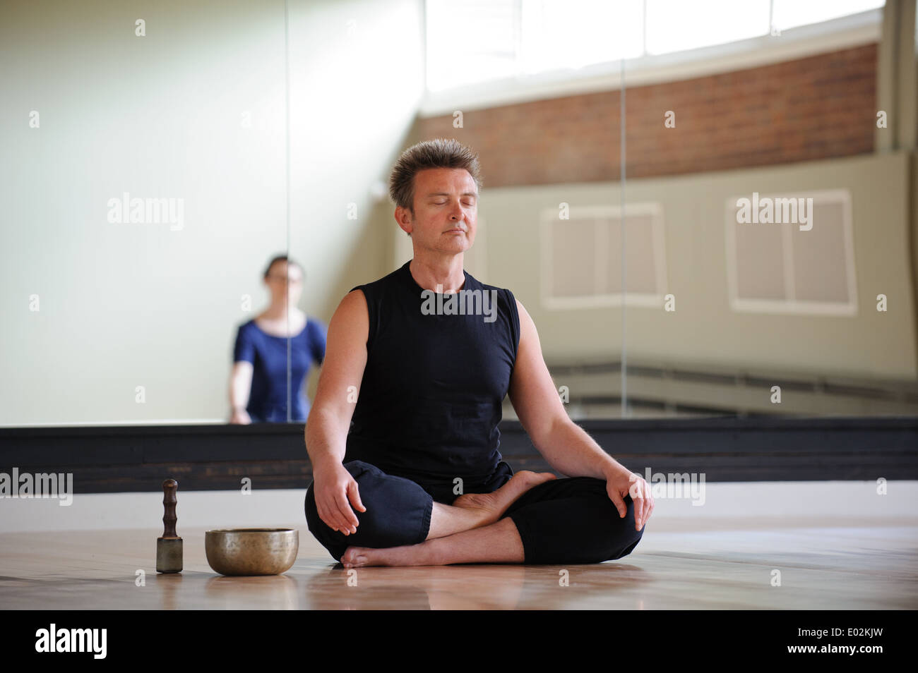 Un insegnante di yoga e meditazione di classe a Birmingham Arts Centre Foto Stock