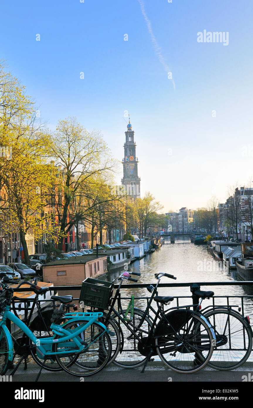 Visualizza in basso Prinsengracht verso la torre di Westerkerk, quartiere Jordaan, Amsterdam, Paesi Bassi Foto Stock