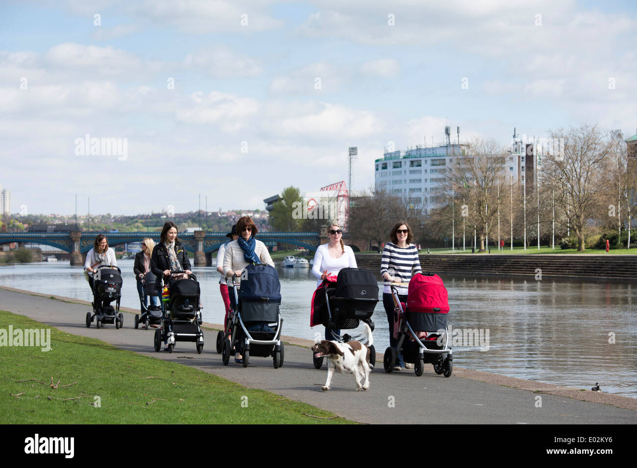 Un gruppo di mamme che sono amici, a piedi con i loro passeggini lungo il terrapieno vicino al fiume Trent in Nottingham, UK. Foto Stock