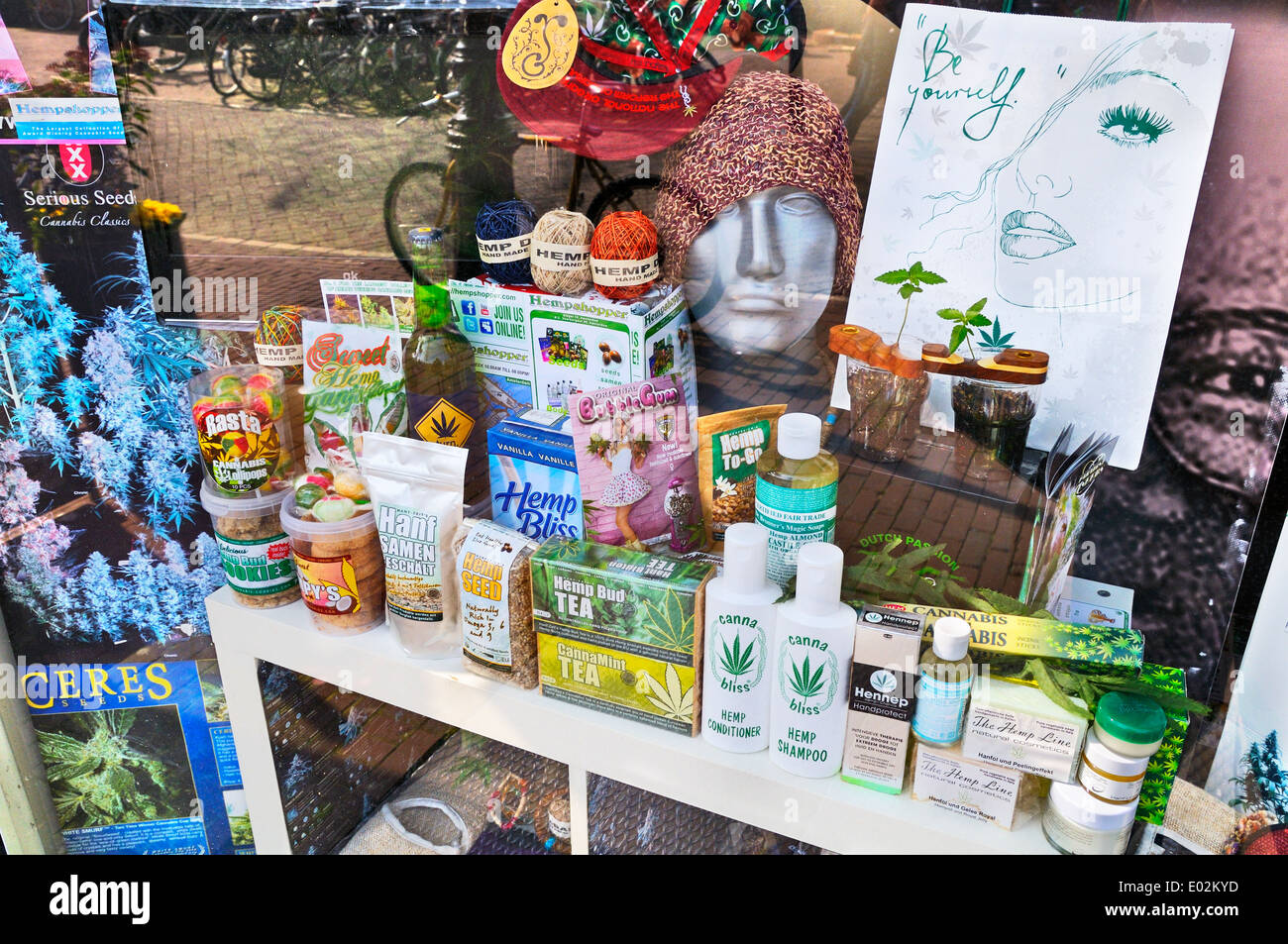 Una varietà di prodotti di canapa in un negozio la finestra di visualizzazione, Amsterdam, Paesi Bassi Foto Stock
