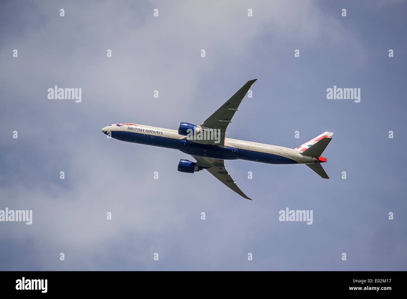 British Airways Boeing 777 piano volare nel cielo. Foto Stock