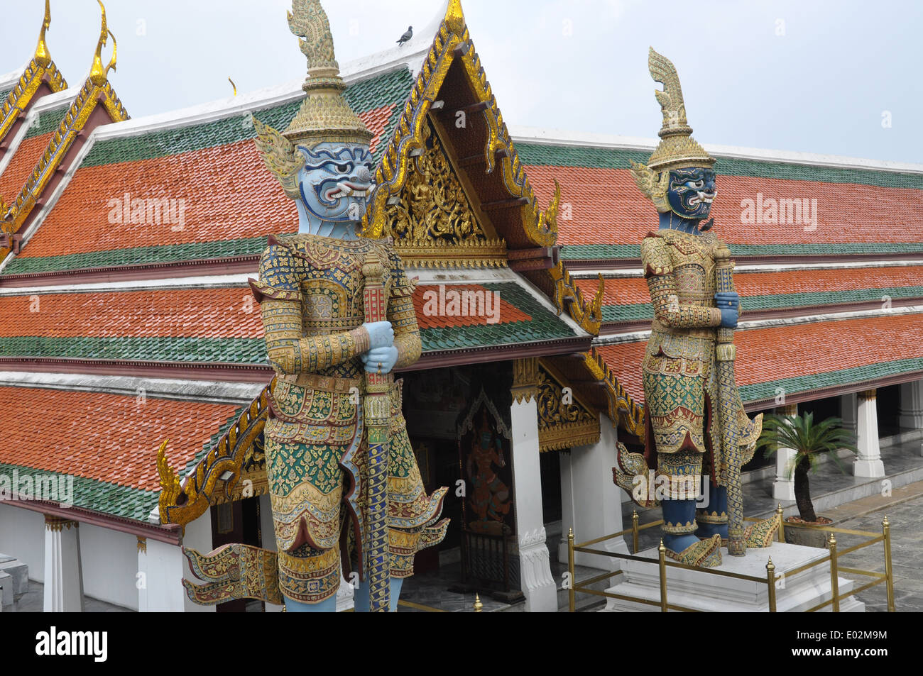 Due giganti di demoni proteggendo l'ingresso di un padiglione presso il Grand Palace, Bangkok. Foto Stock