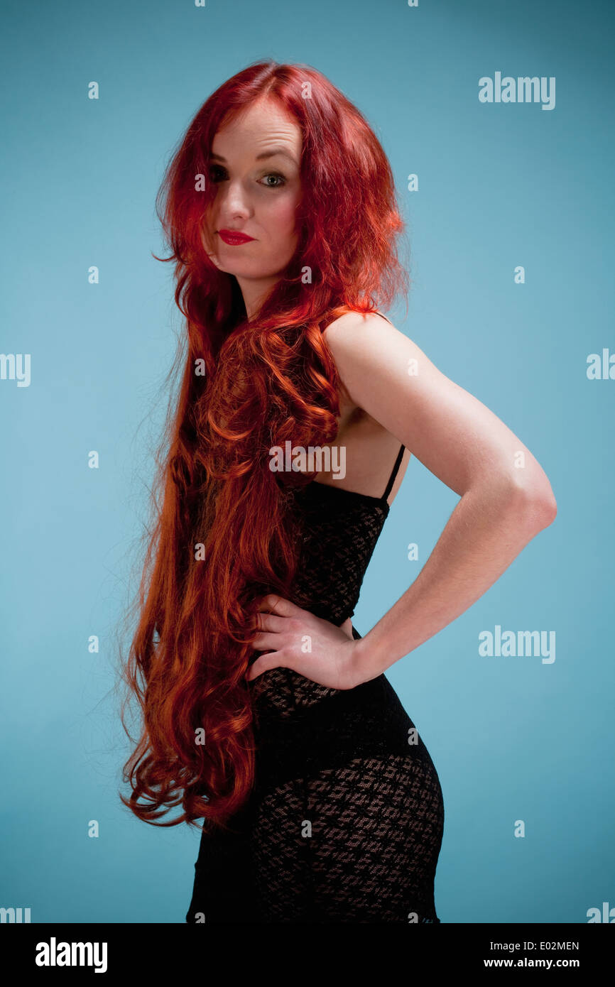 Ritratto di giovane donna con lunghi capelli rossi Foto Stock