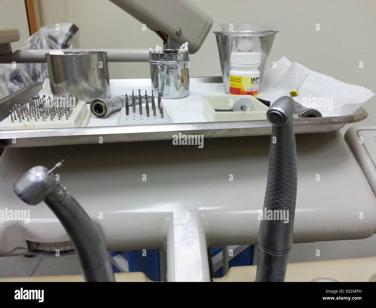 Trapani e punte da trapano in una clinica dentale come si vede dal paziente Foto Stock