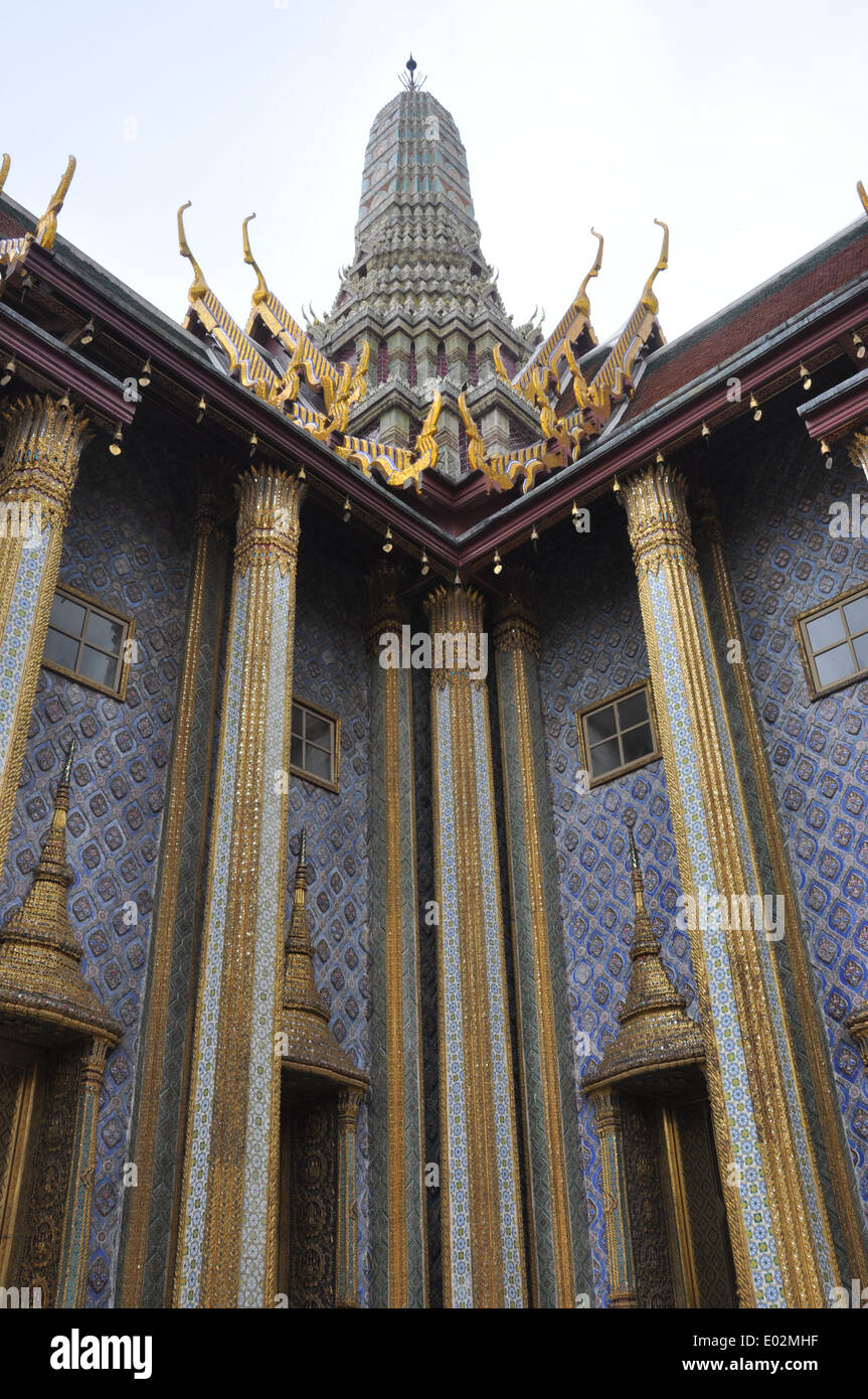 Il blu e il tempio dorato al Grand Palace, Bangkok. Foto Stock