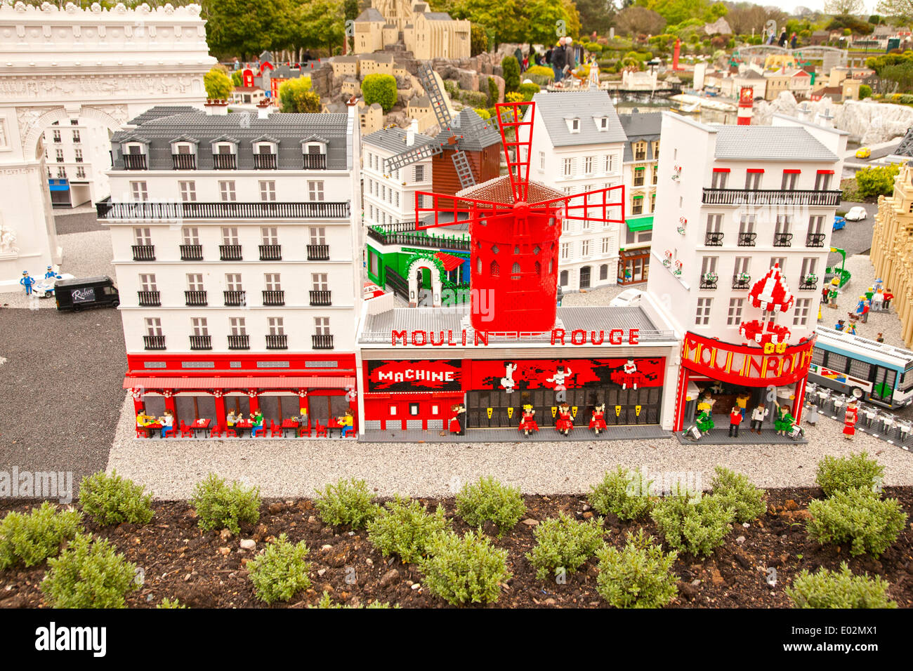Regno Unito, Windsor, Legoland, una famiglia leisure park, un display di Lego di Francese Parisien artefatti 'Moulin Rouge'. Foto Stock