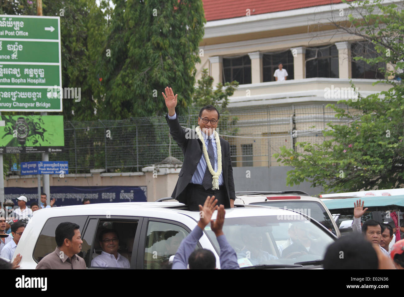 Phnom Penh Cambogia. 30 apr 2014. Sam Rainsy (C), presidente dell'opposizione Nazionale cambogiana partito di salvataggio (CNRP), onde ai suoi sostenitori in Phnom Penh Cambogia, Aprile 30, 2014. In Cambogia il leader dell'opposizione Sam Rainsy Mercoledì ha espresso la sua fiducia che il paese" s nove mesi di post-elezione controversia sarebbe risolta 'soon' attraverso negoziati pacifici. © Phearum/Xinhua/Alamy Live News Foto Stock