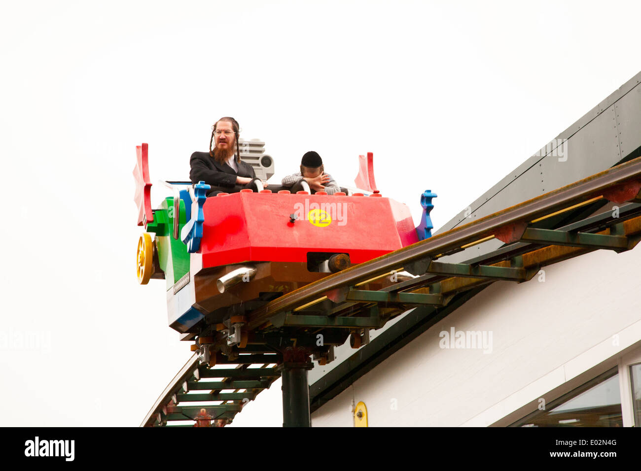Regno Unito, Windsor, Legoland, una famiglia Leisure Park, una famiglia ebrea godendo di una gioia ride. Foto Stock