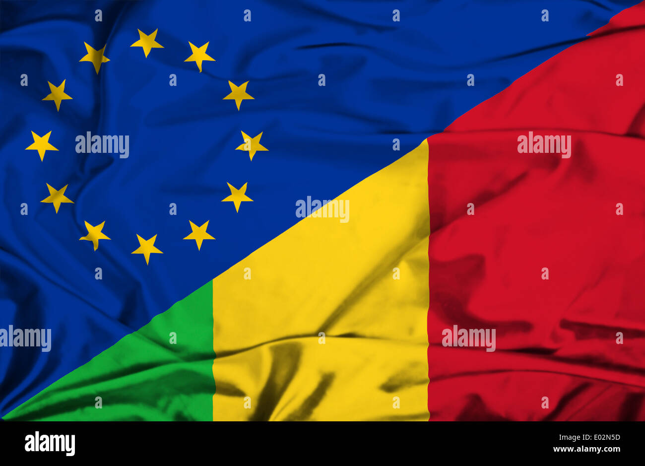 Sventola bandiera del Mali e della UE Foto Stock